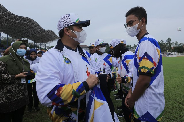 32279wali-kota-lepas-1-077-atlet-hadapi-porprov-vi-banten-32279_copy_640x427.jpg