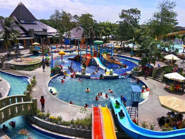 Asyik Berenang di Fun Park Pasar Kemis, 4 HP Digasak Maling