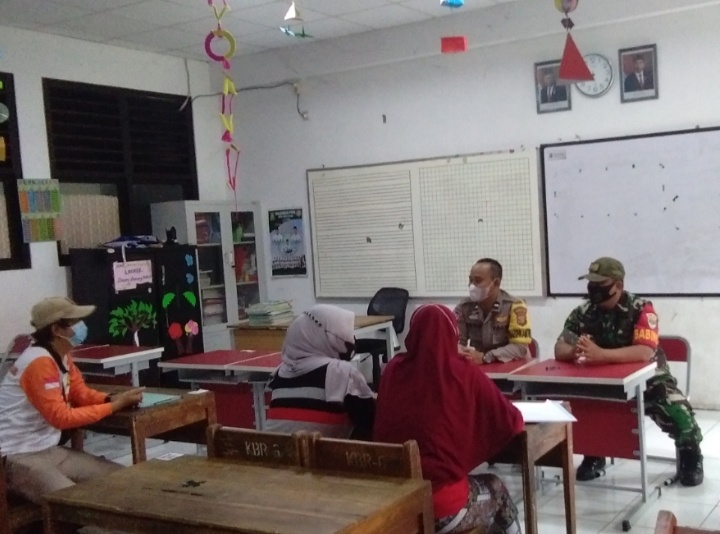 Bersama Bhabimkamtibmas, Serda Tatang Silaturahmi Dengan Para Guru