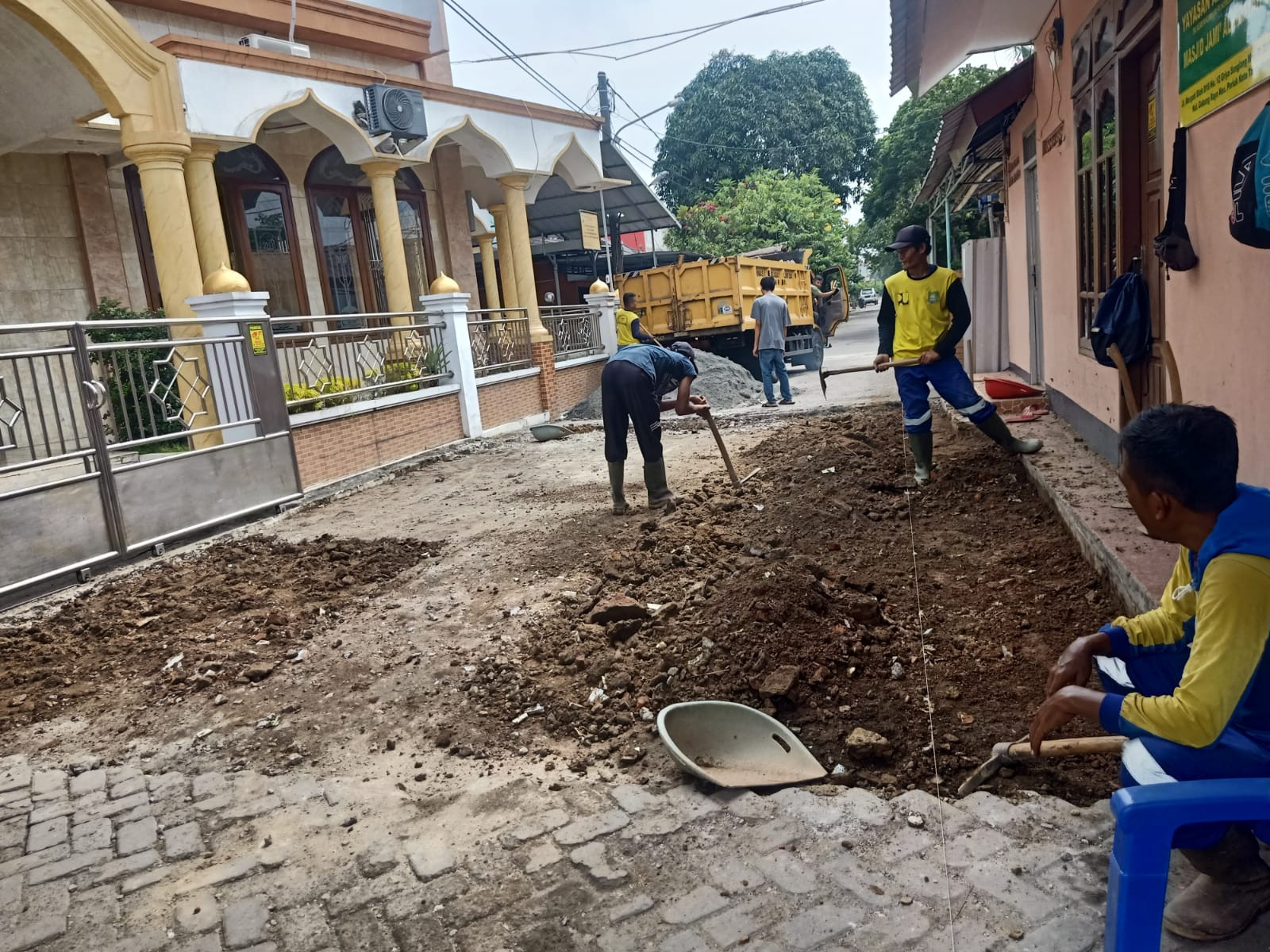 Akses Pintu Masuk Jalan Rusak Di RW 09, Samping Masjid Al Hidayah Mulai Dikerjakan