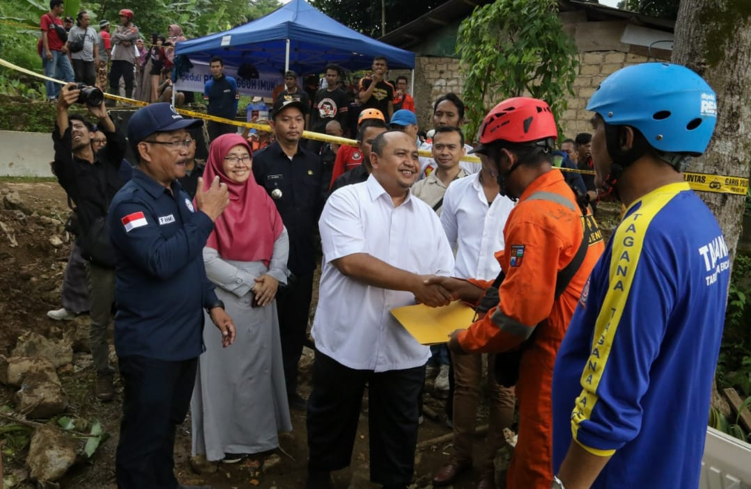 Pimpinan dan Anggota DPRD Kota Bogor Tinjau Bencana Empang, Harapkan Relokasi Bisa Segera Dilakukan