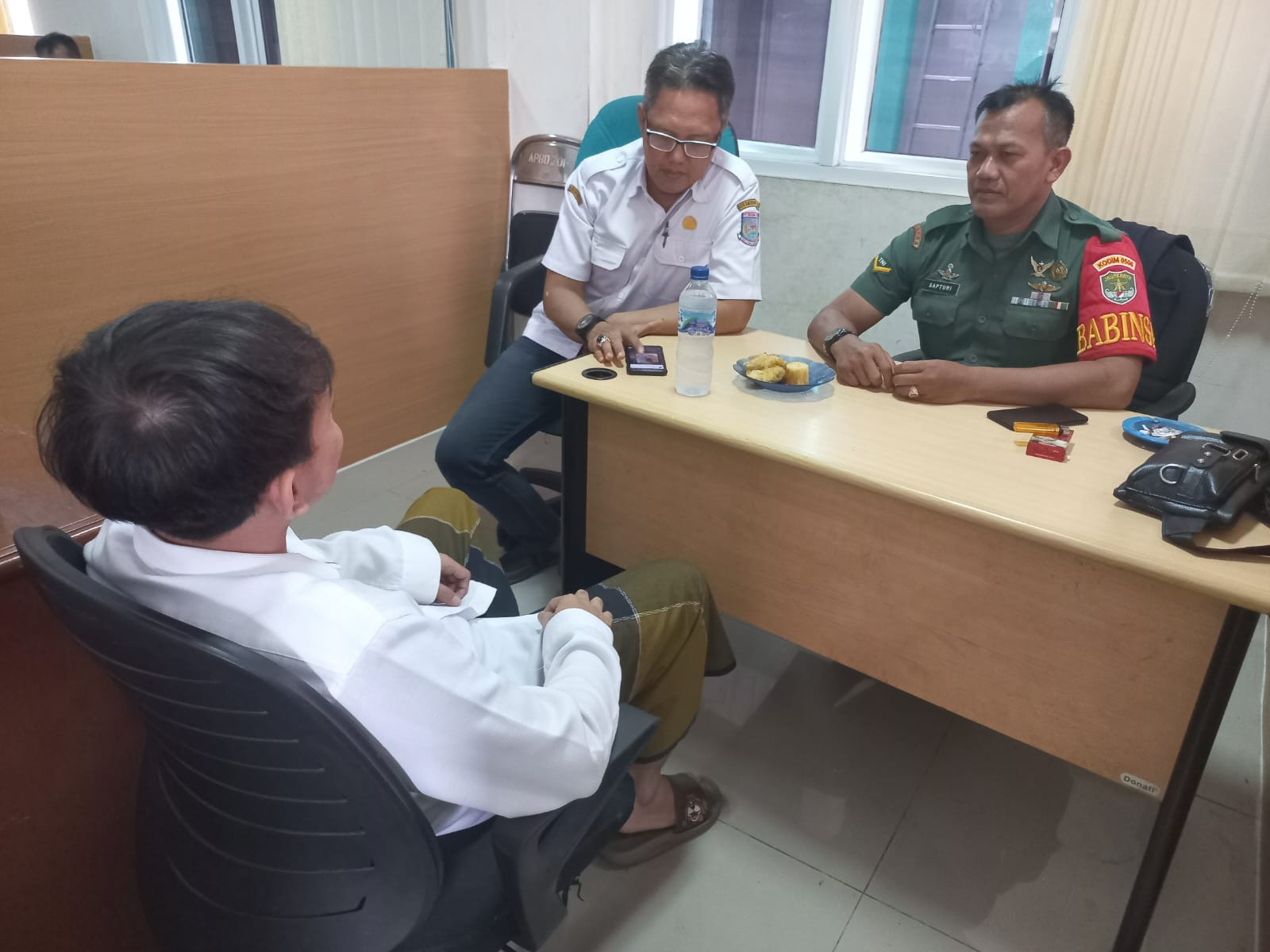 Serter Babinsa Serda Saputri dengan Staf Kelurahan, Pantau Perkembangan Wilayah