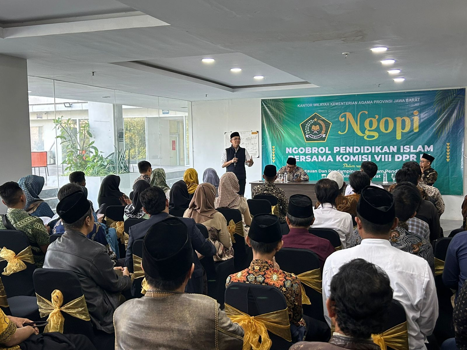 Silaturahmi Bersama Warga, Kiai Maman Imanulhaq Apresiasi Kocima Banyak Bantu Warga Jatinangor