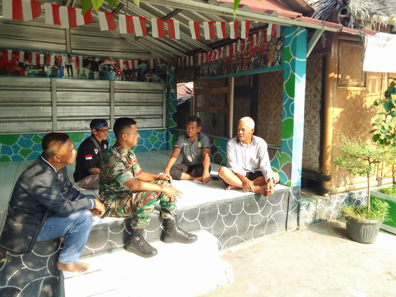 Melalui Komsos, Babinsa Ajak Warga Tingkatkan Keamanan Lingkungan