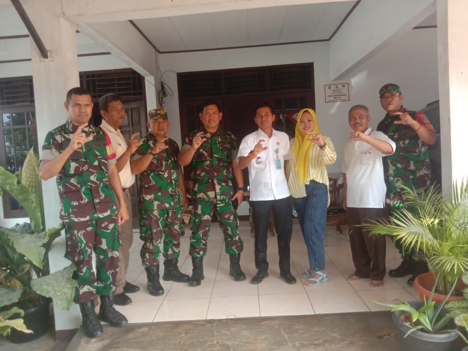 Komsos Bersama 3 Pilar dan Warga, Danramil 08/Pml Monitoring Wilayah Teritorialnya