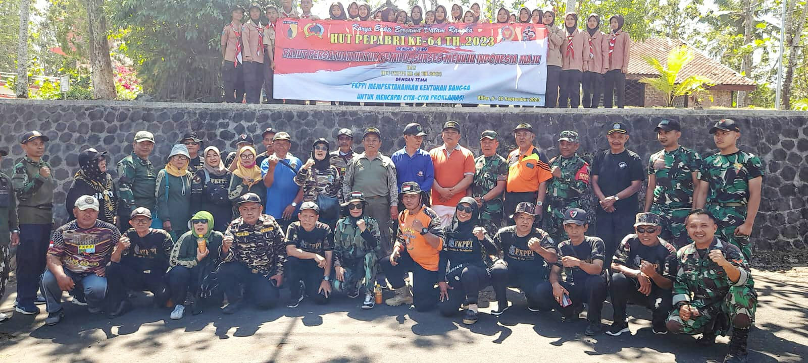 PEPABRI Bersama FKPPI Mengadakan Baksos Bersih Bersih Monumen Trisula Bakung Blitar, ini Pesan Tuti Komariyati