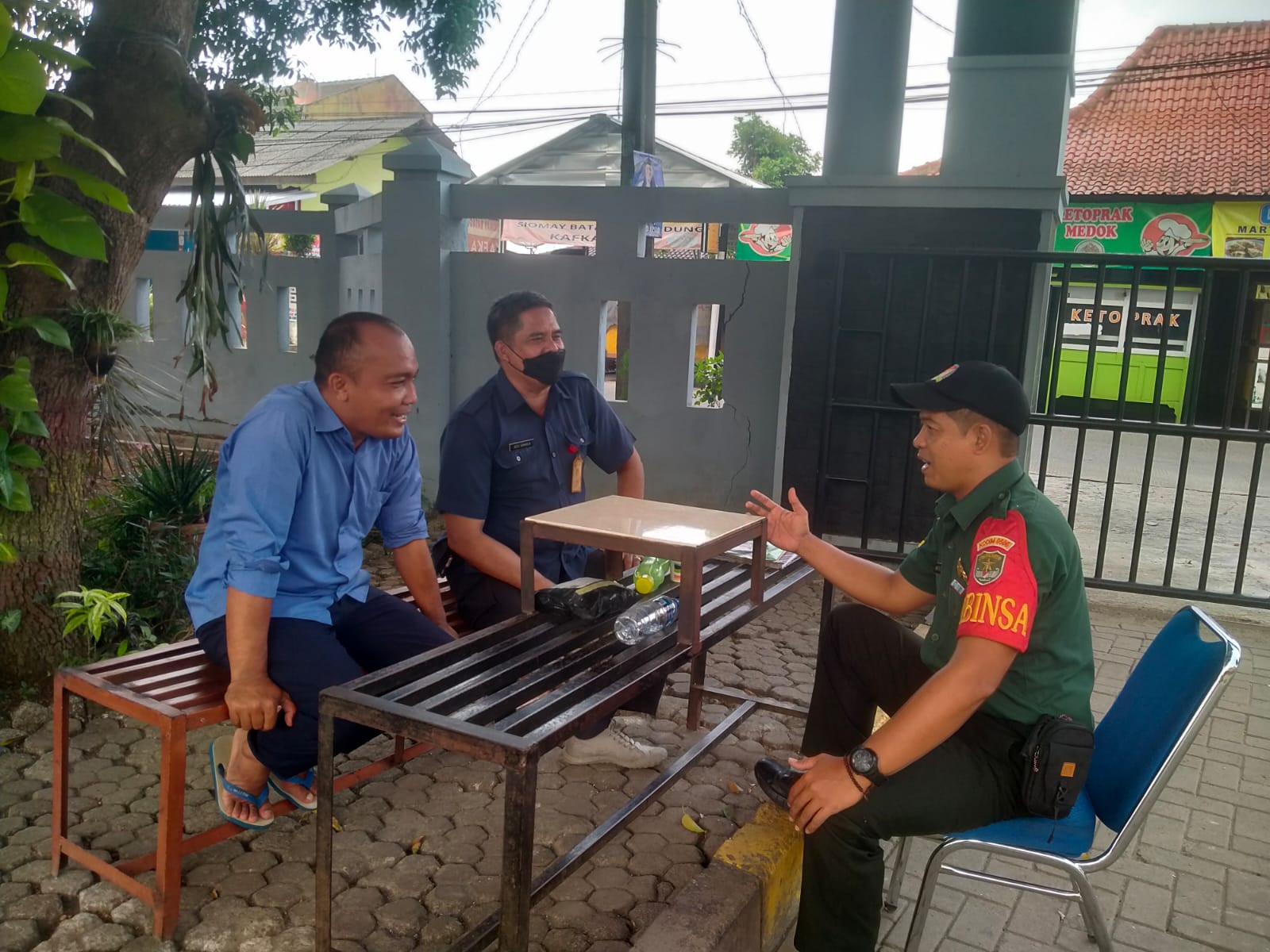 Komsos Babinsa Bersama Warga Bahas Keamanan dan Ketertiban Lingkungan