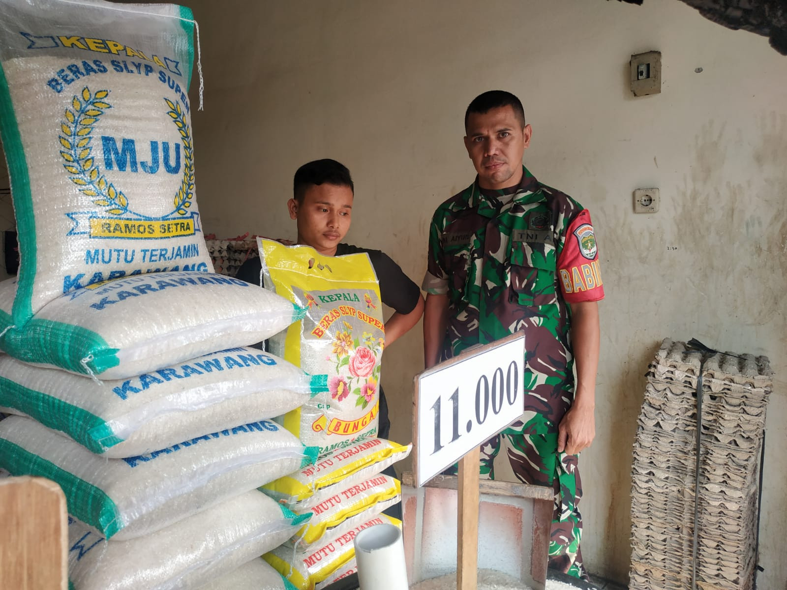 Babinsa Koramil 08/Pml Serda Rizal Aiyub, Monitoring Harga Beras Di Wilayah Binaan
