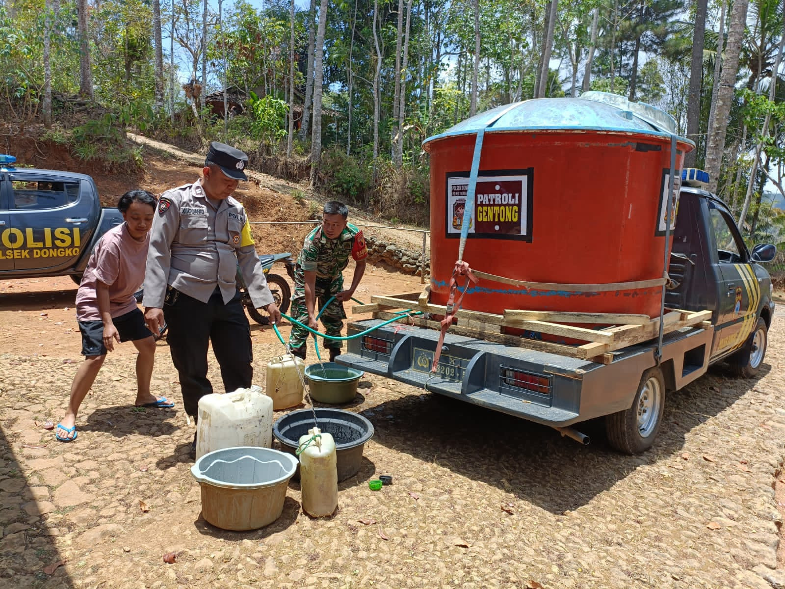 Polisi Trenggalek Sulap Mobil Patroli Jadi Gentong Air Bersih Bantu Warga Kekurangan Air
