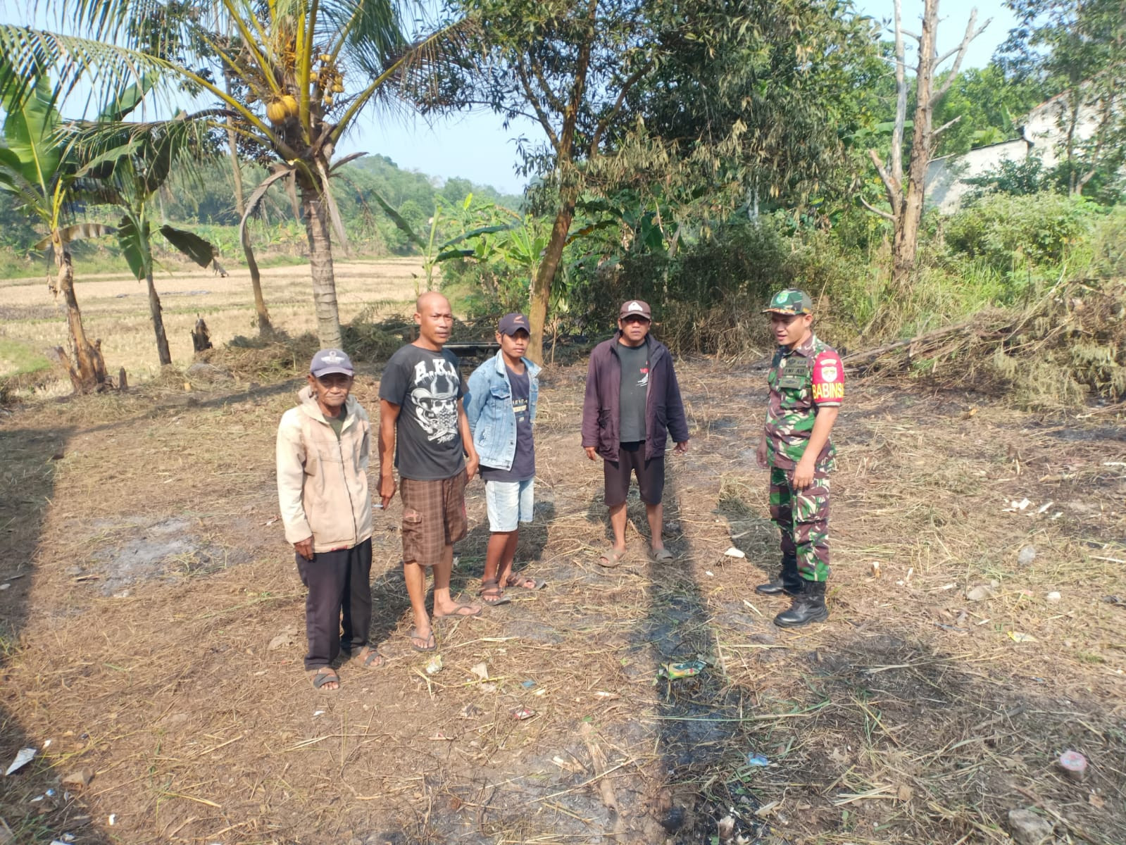 Babinsa Koramil 06/Tigaraksa Sampaikan Imbauan Tidak Bakar Sampah Sembarang 