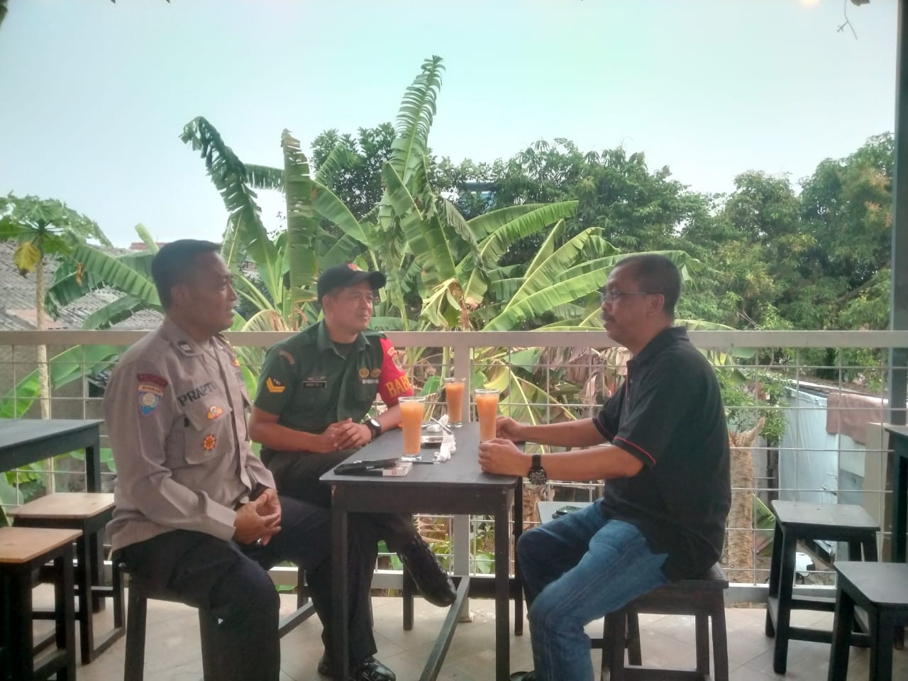 Babinsa Komsos Bersama Ketua RW dan RT di Wilayah Binaan