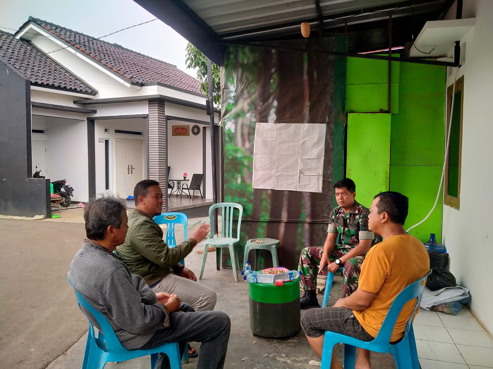 Komsos dengan Warga Babinsa Bahas Kebersihan Lingkungan