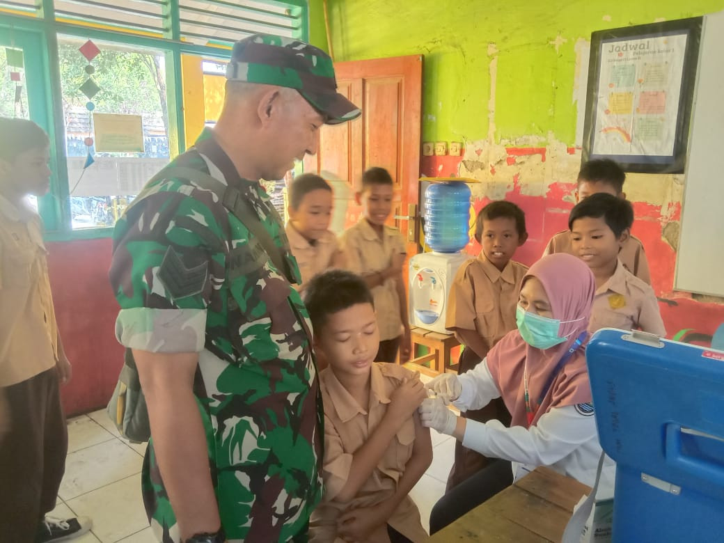 Babinsa Serka Wawan Pendampingan Program Vaksin Imunisasi TD dan DT