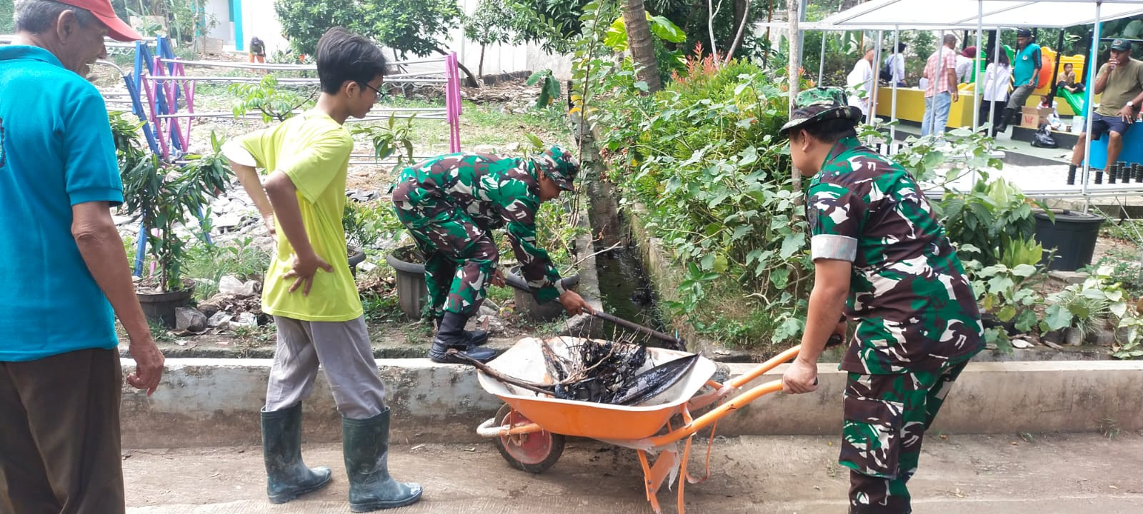 Bersihkan Selokan, Koramil 08/Pml dan Warga Meminimalkan Dampak Banjir dan Wabah Penyakit