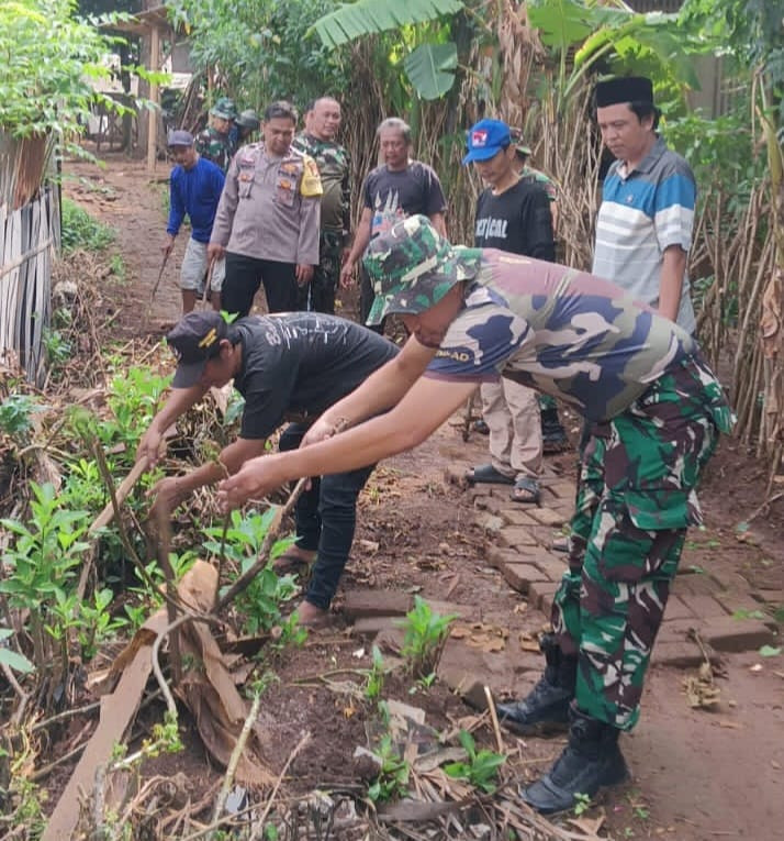 Anggota Koramil 01/Tgr Lakukan Kerja Bakti Bersihkan Lingkungan