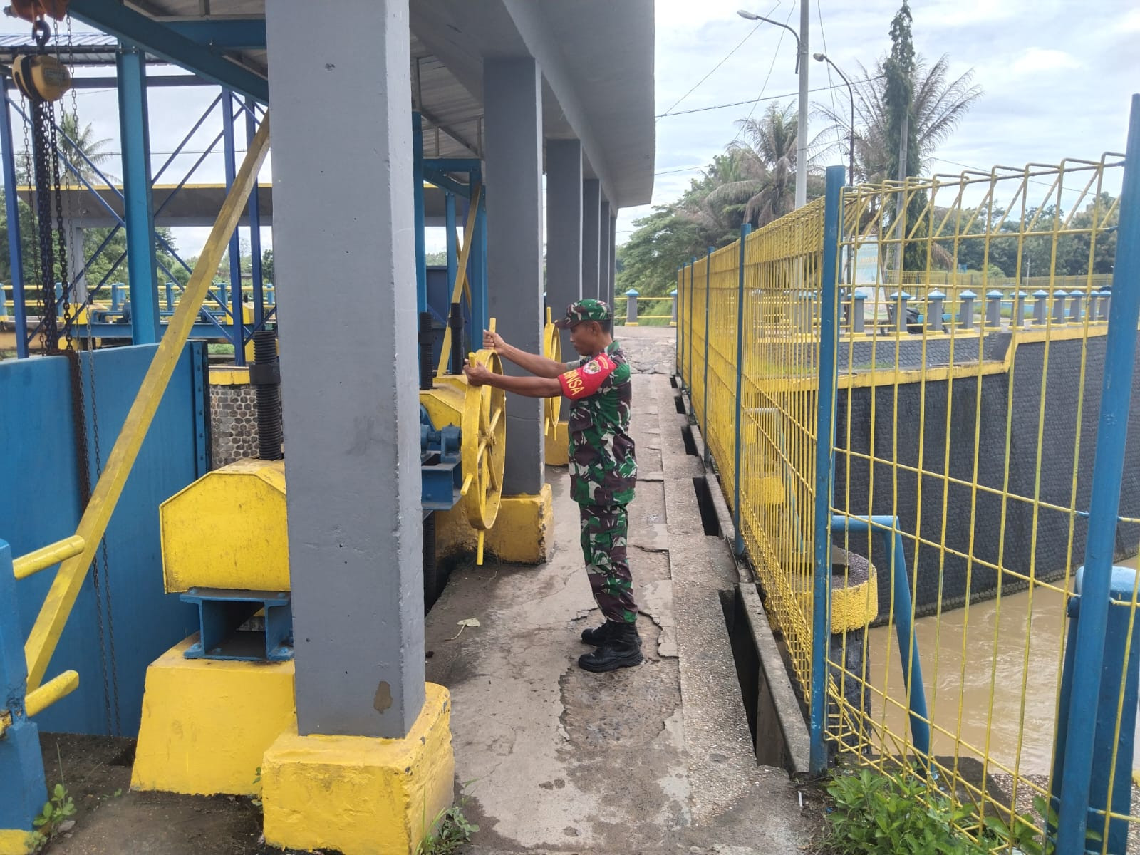Serda Sariyanto Babinsa Solear Pantau Tingginya Intensitas Air Sungai Pintu Air Cidugian