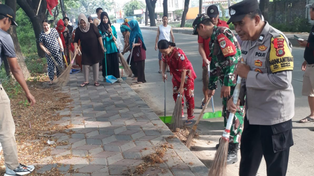 Babinsa Koramil 02/Btc Antisipasi Banjir, Pembersihan Sampah