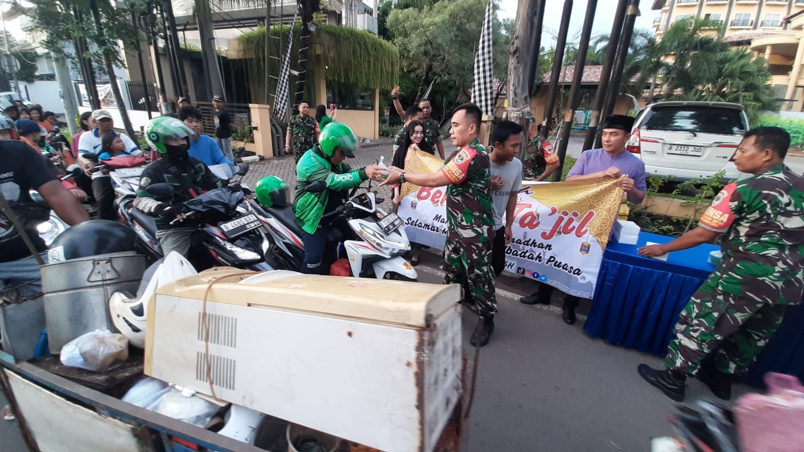 Jelang Berbuka Puasa Anggota Koramil 01/Tgr Bagikan Takjil Gratis 