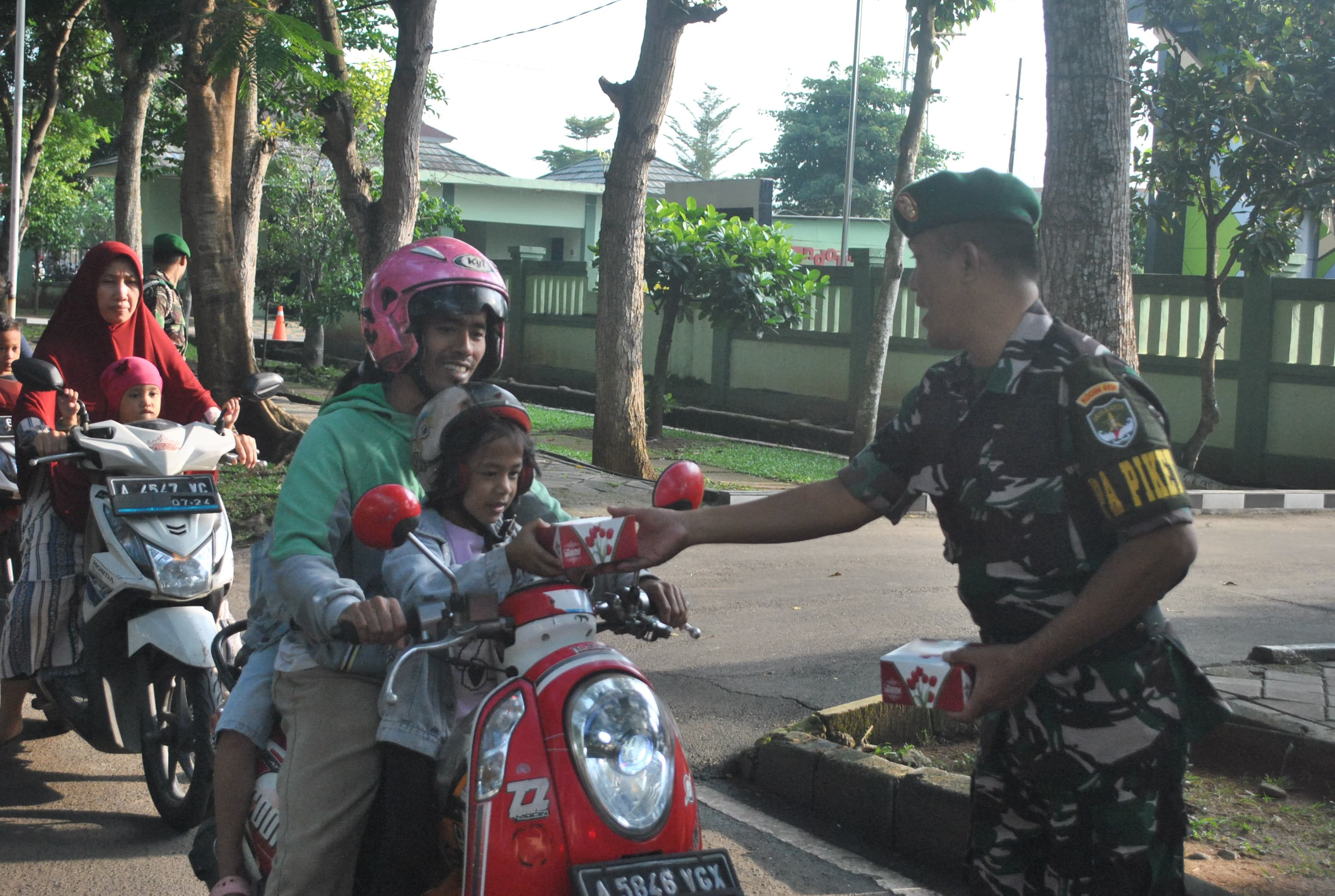 Memasuki hari ke 11 Bulan Ramadhan Kodim 0510/Tigaraksa Terus Bagikan Takjil Gratis