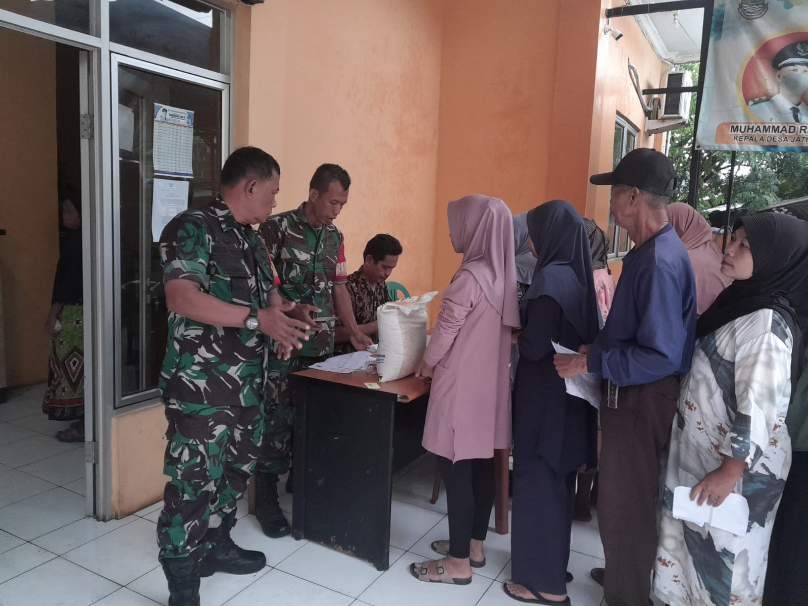 Danramil 10/Sepatan Pantau Pendistribusian 7.414 Karung Beras Bantuan Pangan CBP di Tiga Kecamatan