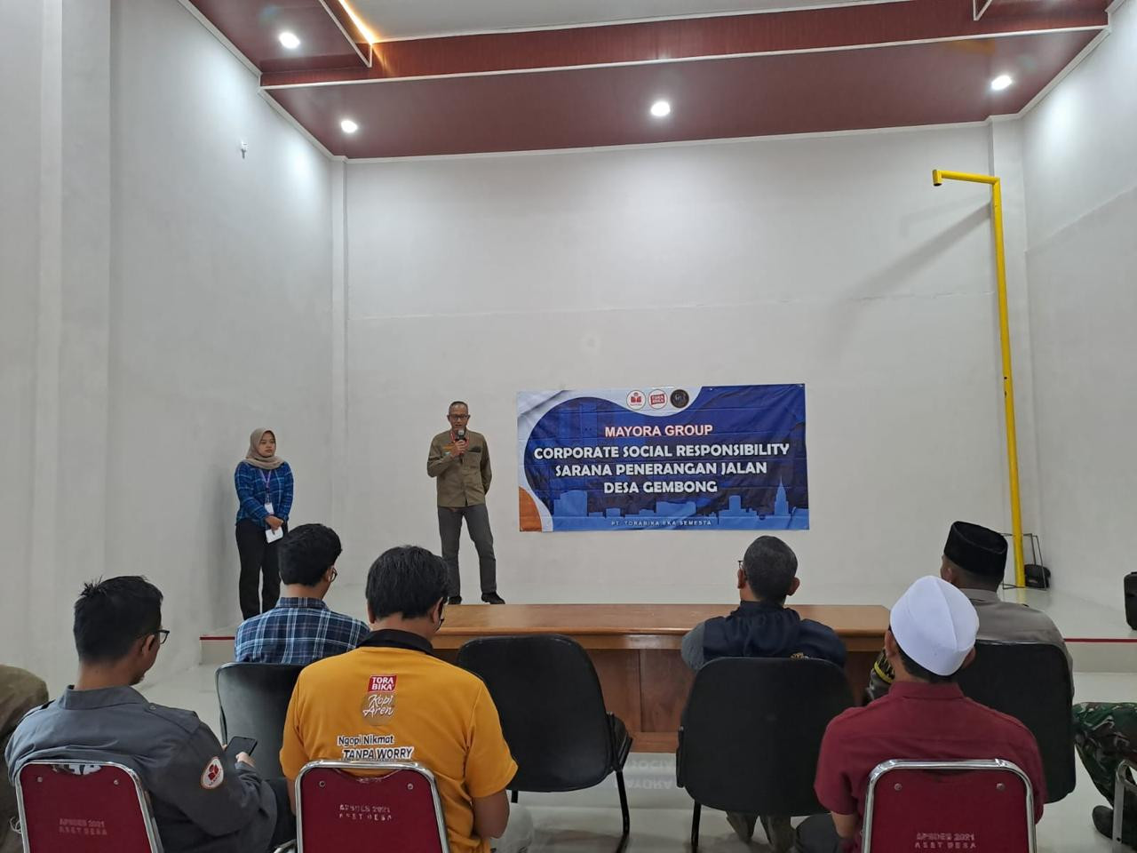 PT. Mayora Indah Group Gelar Kegiatan CSR Sarana Penerangan Jalan di Desa Gembong