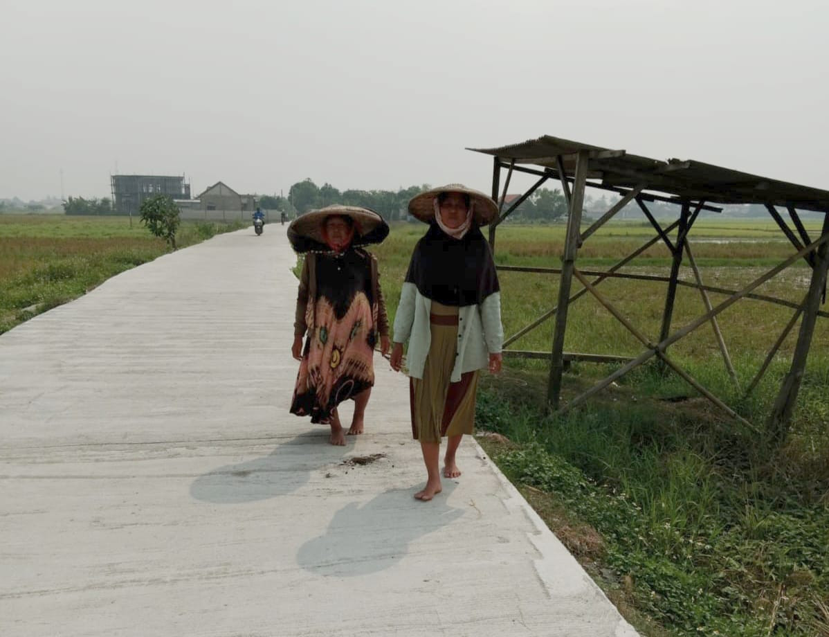 Jalan Bagus, Petani Nyaman ke Sawah, Mang Rohmat Tak Takut Kepeleset