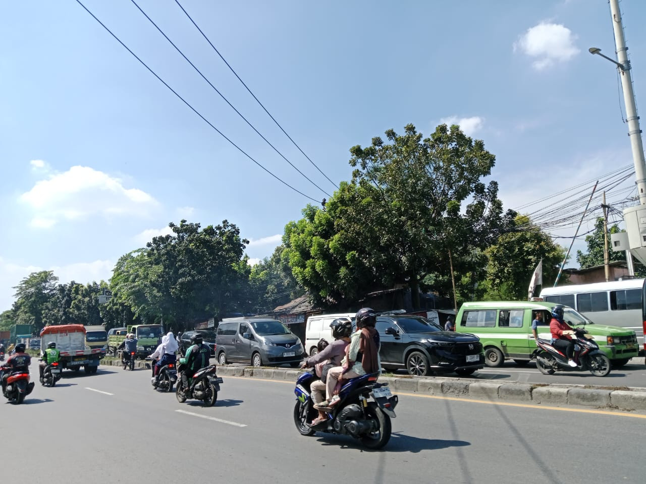 Kepadatan Lalu Lintas di Jl. Daan Mogot, Batu Ceper Kota Tangerang Menghambat Arus Jalan