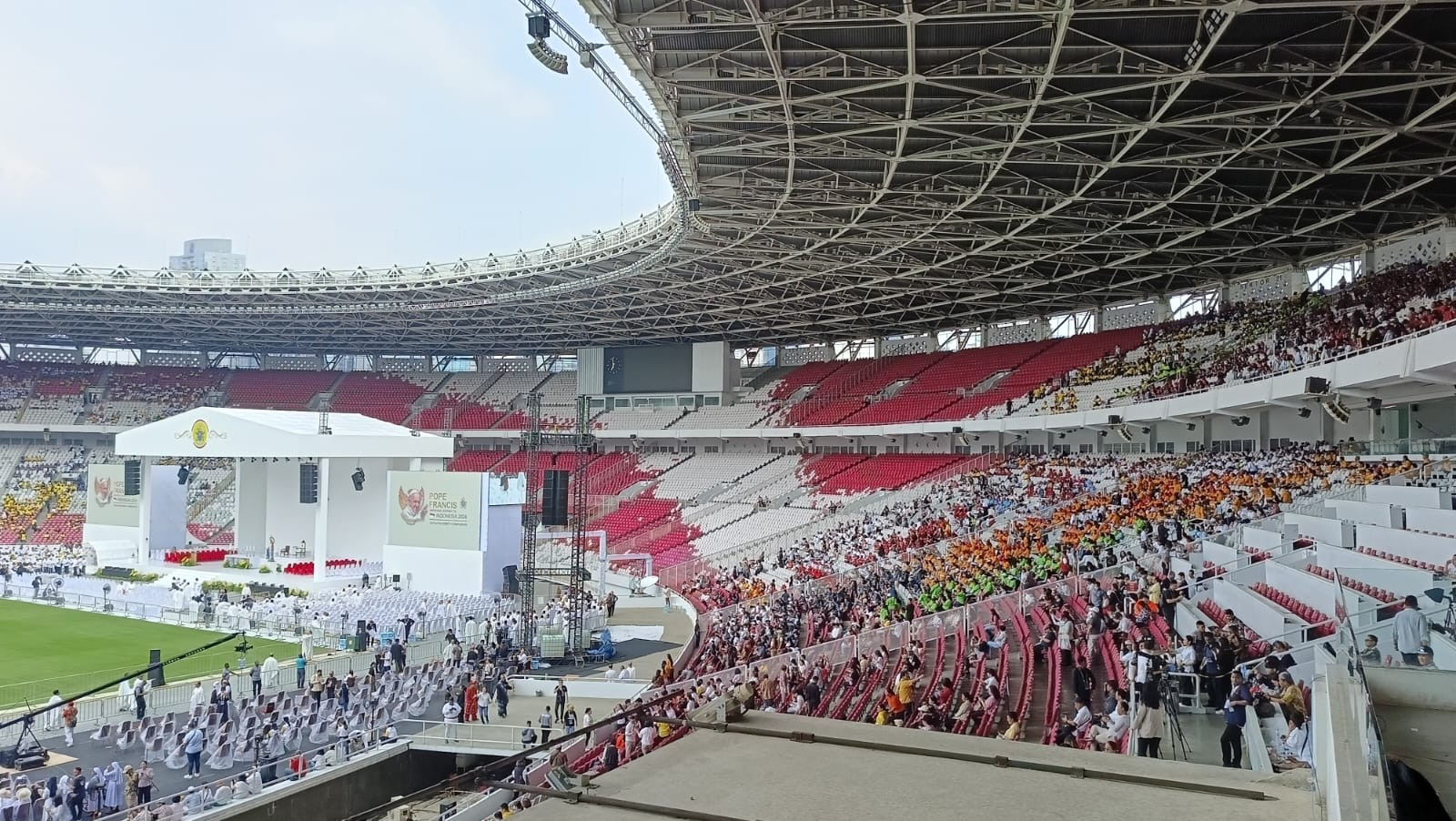 Ribuan Umat Katolik Mulai Masuki Stadion GBK