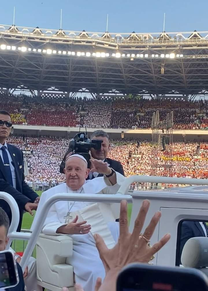Tinggalkan Indonesia, Ribuan Orang Tunggu Paus Fransiskus di Pinggir Jalanan Jakarta