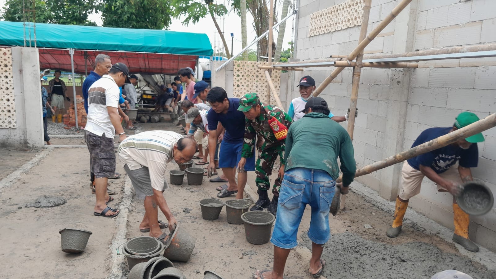 Babinsa Koramil Serpong Gotong Royong Bantu Pelebaran Jalan di Masjid At Taqwa