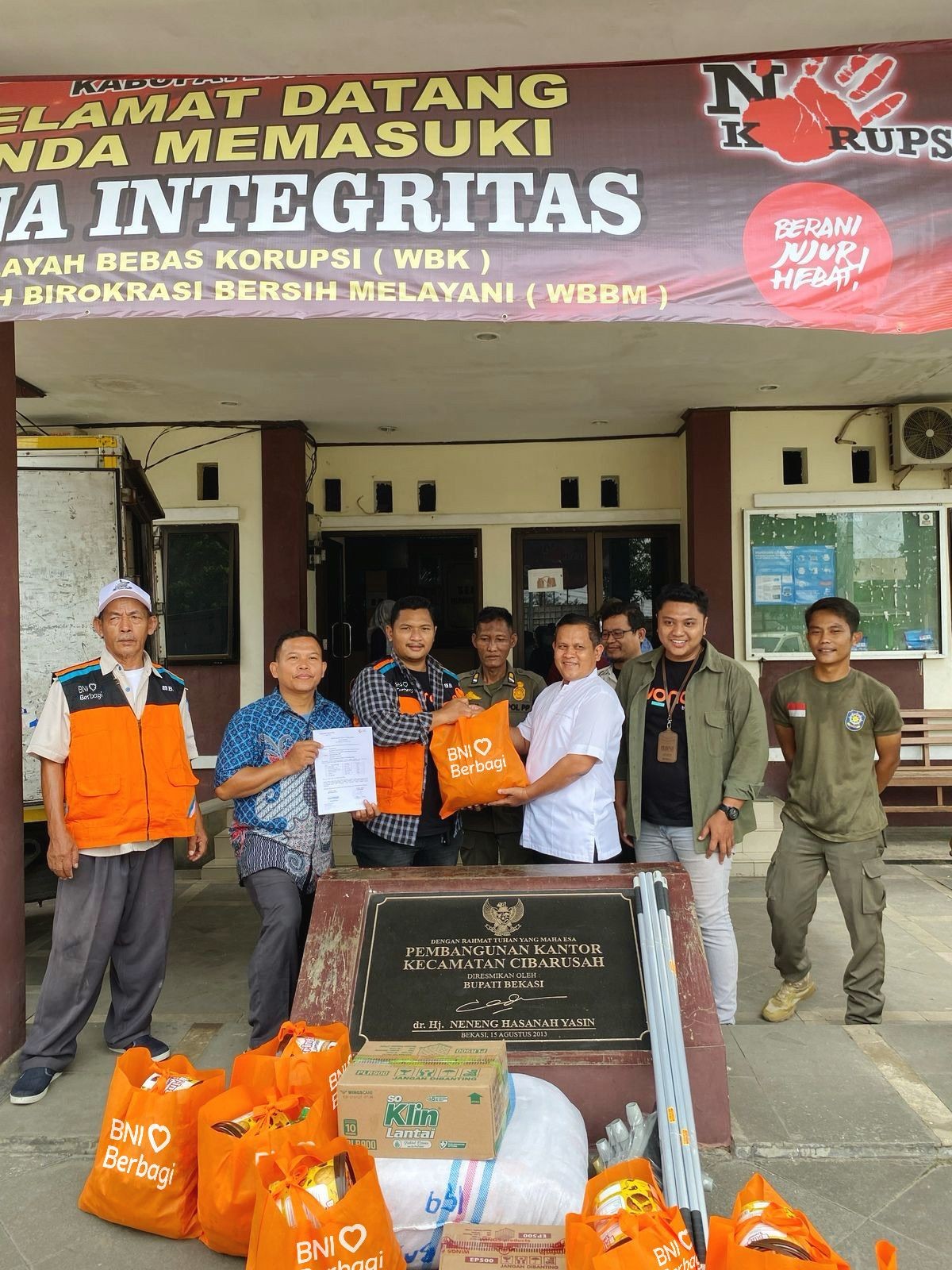 Bantu Korban Banjir Bekasi, BNI Bagikan Paket Sembako dan Alat Kebersihan