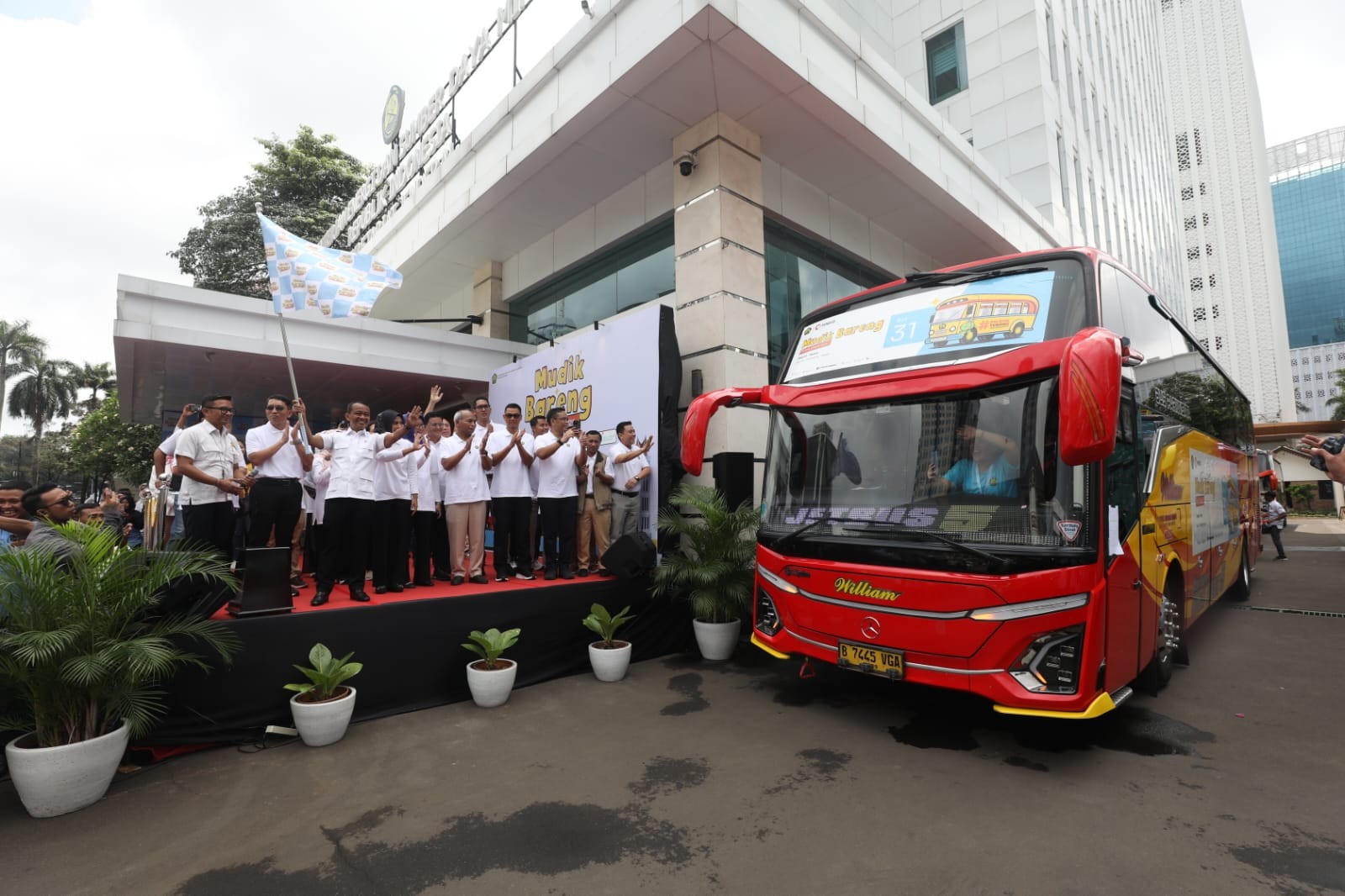 Dilepas Menteri ESDM Bahlil Lahadalia, Program Mudik Bersama Grup MIND ID Berangkatkan 2.173 Peserta