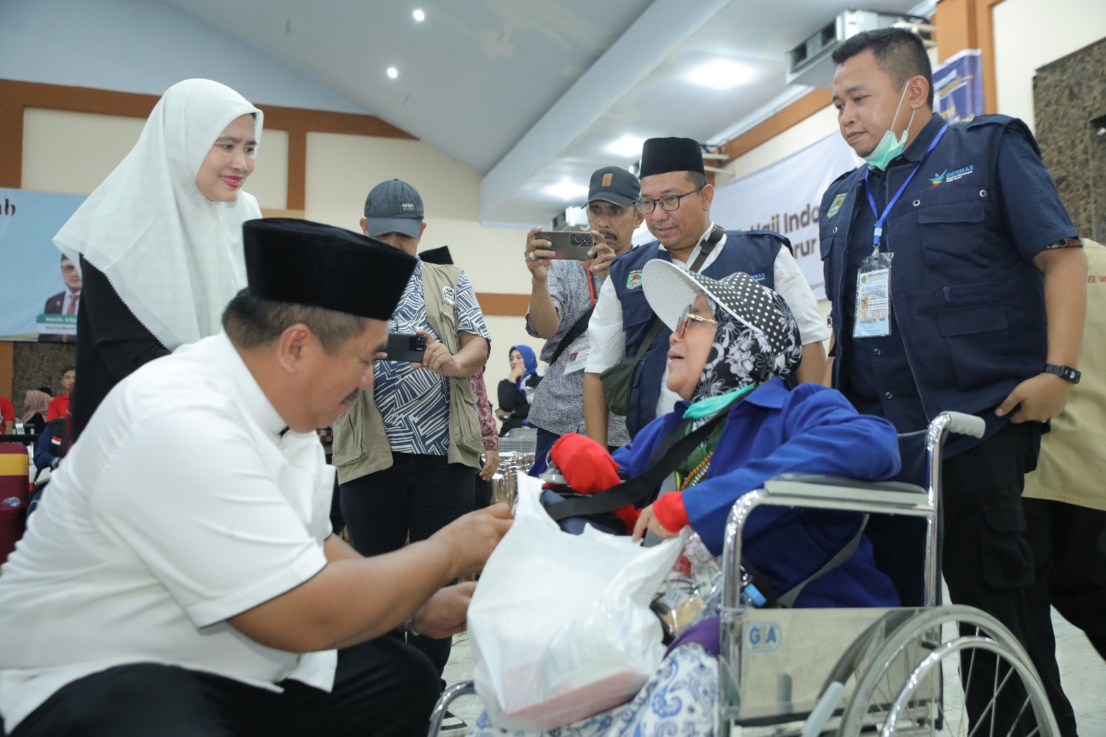 Bupati Asahan Jemput 2 Jemaah Haji Yang Sakit di Embarkasi Medan