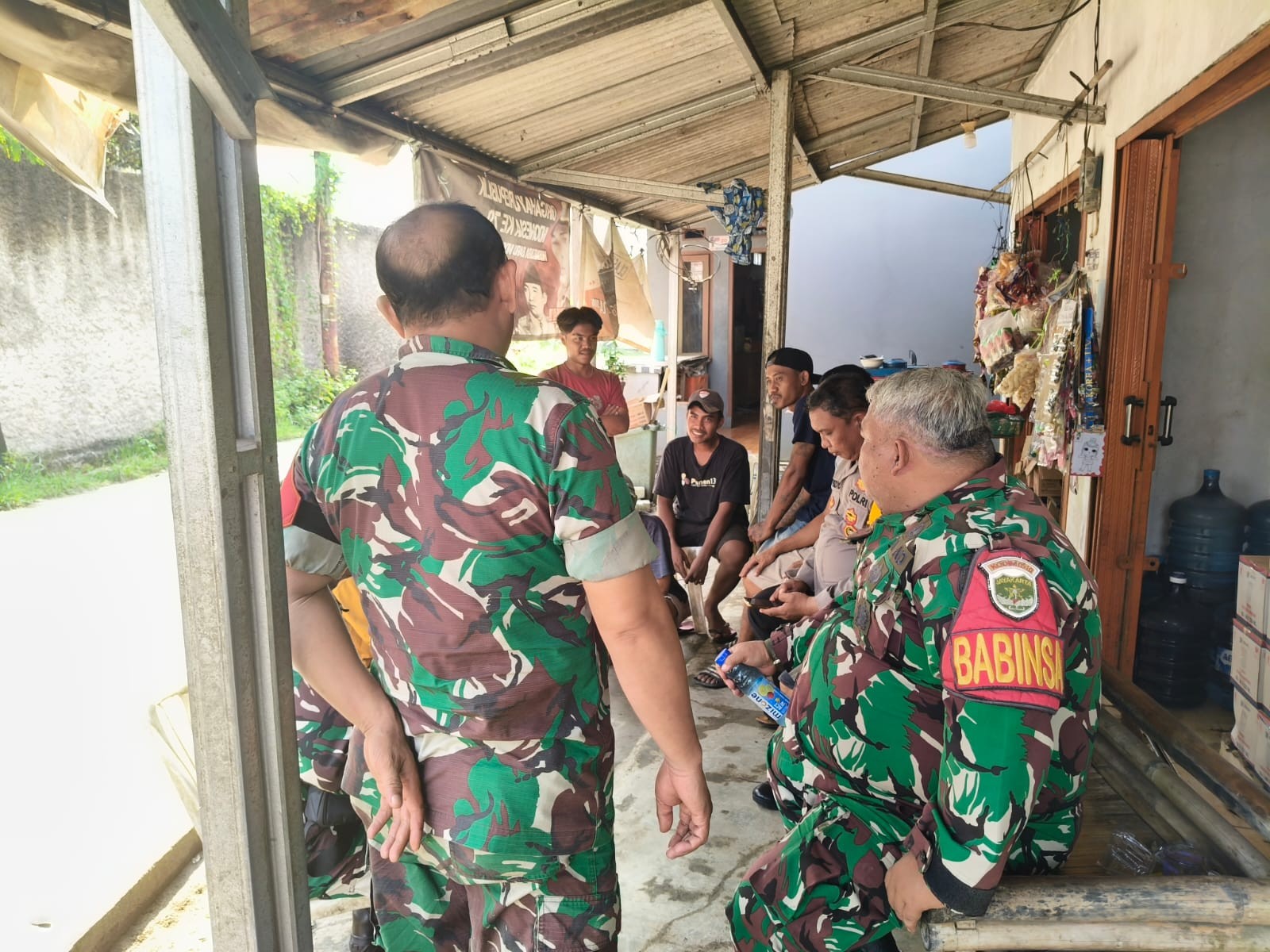 Komsos dengan masyarakat, Babinsa tekankan Masalah Keamanan dan Ketertiban Lingkungan