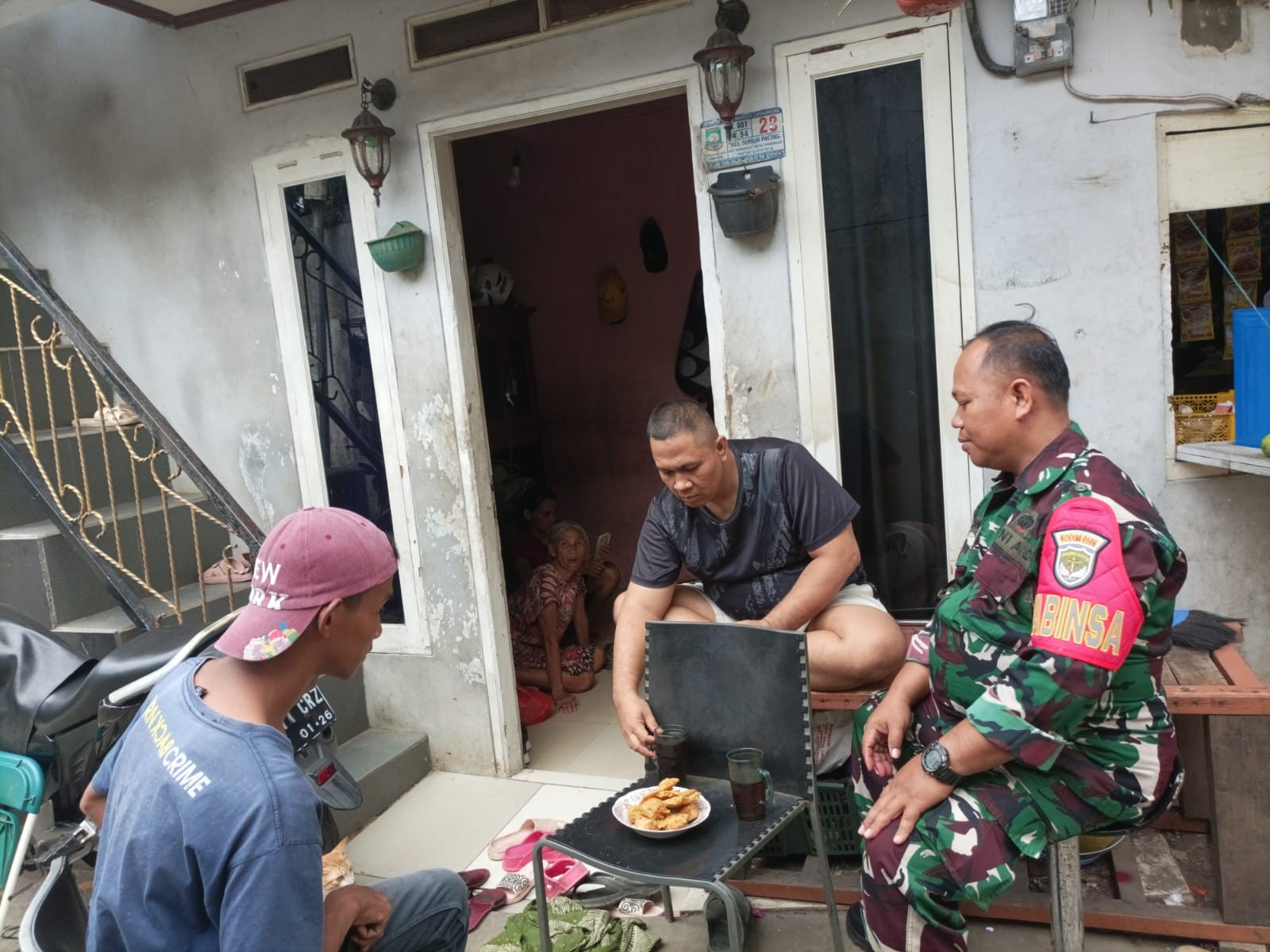 Babinsa Komsos Dengan Warga, Pantau Wilayah Binaan