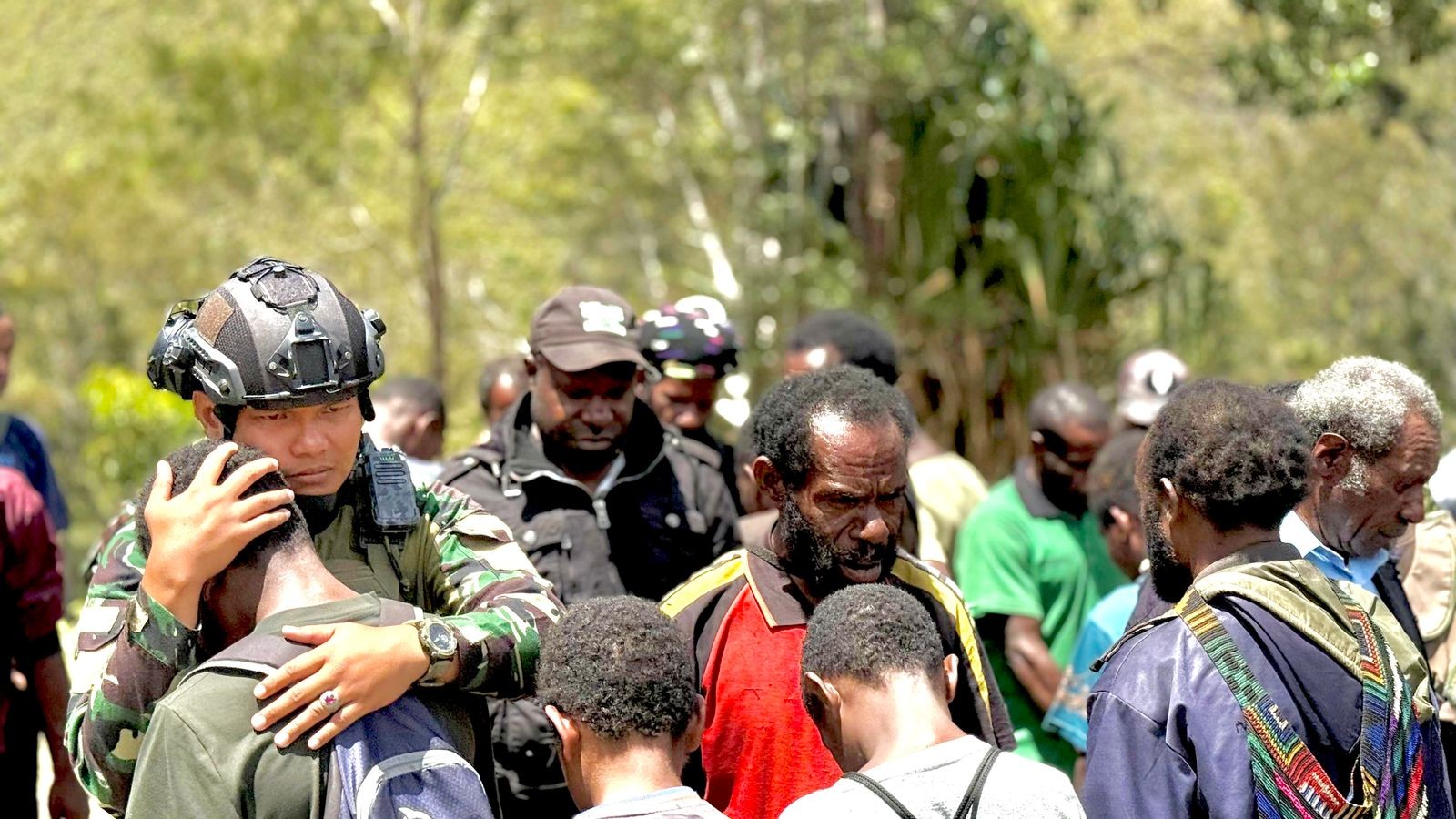Kepedulian Satgas Badak Hitam Yonif 511 Berbagi Kasih Kepada Warga Malagai yang Berduka