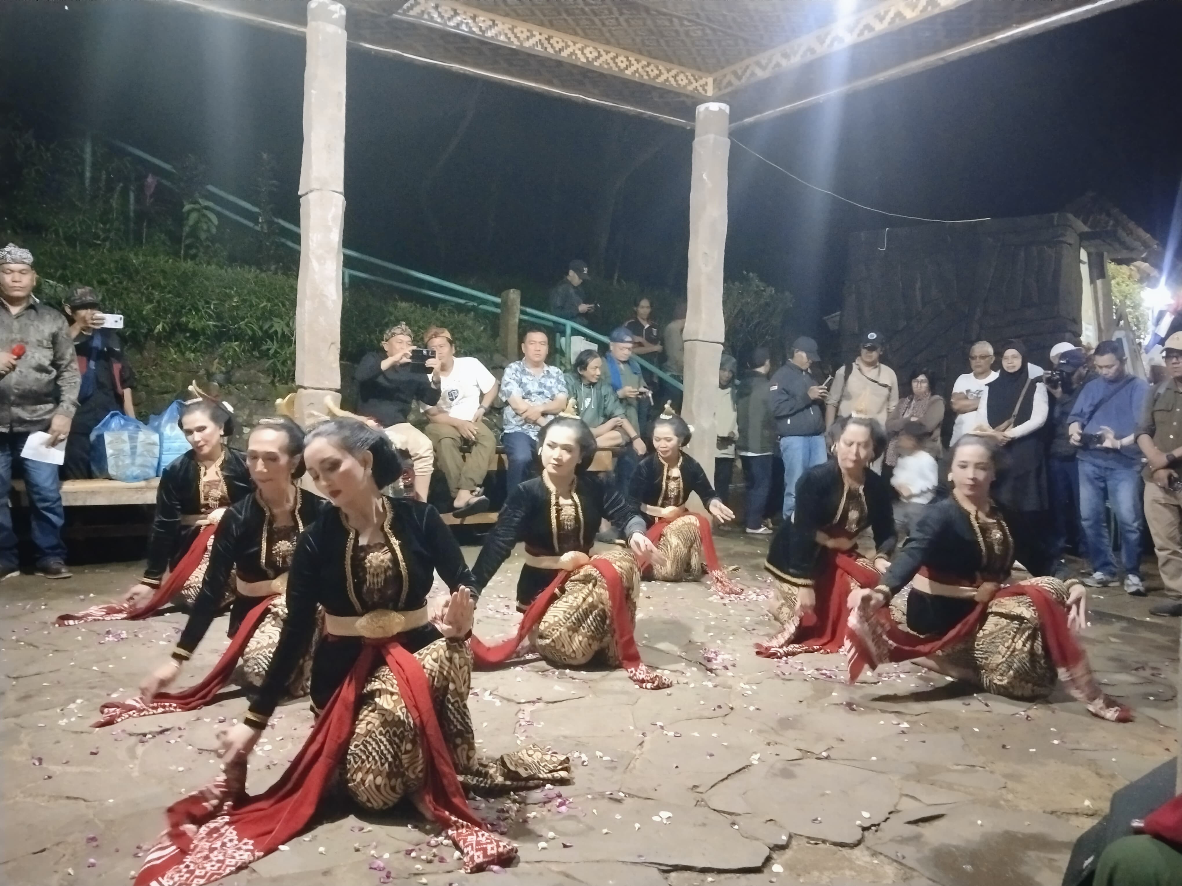 Hujan Deras Tak Padamkan Semangat: Pentas Budaya PWI Jakarta Tetap Meriah di Gunung Padang