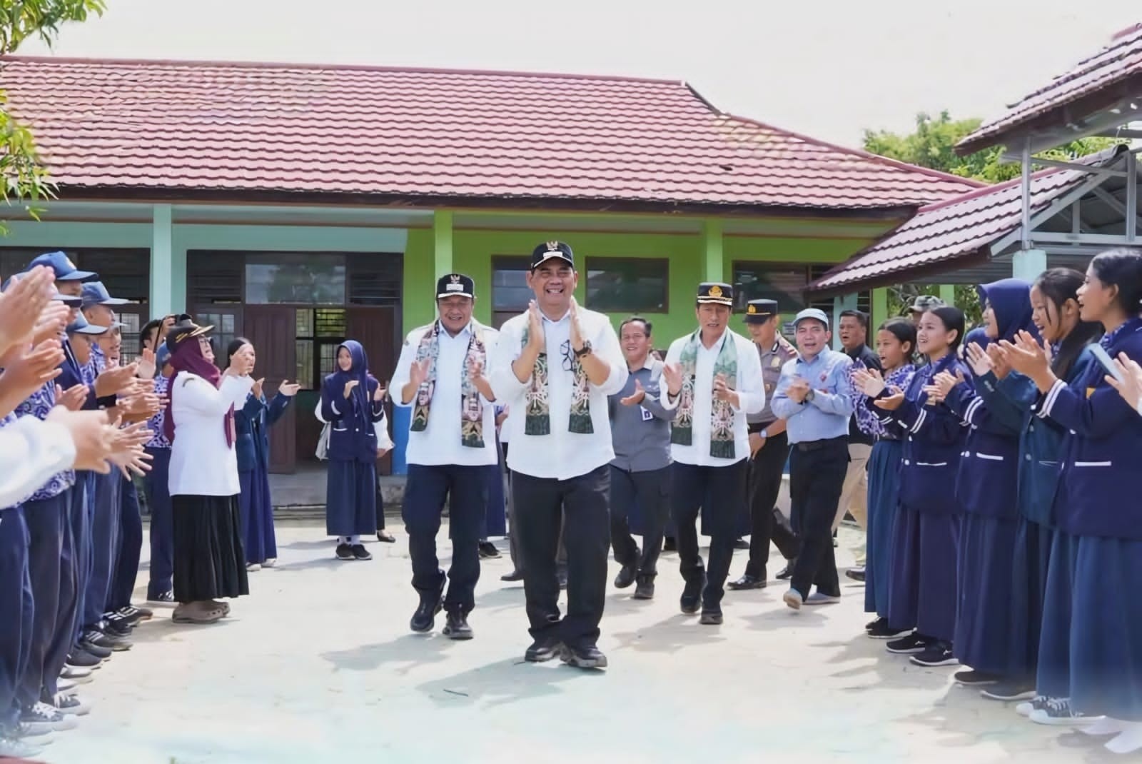 Bupati Shalahuddin Dorong Pendidikan Digital SMPN 1 Benangin Terima Laptop dan Starlink
