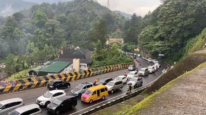 Pemkab Bogor Bersiap Lebarkan Jalan Puncak, Bangunan di Bahu Jalan dan Saluran Air Terancam Ditertibkan