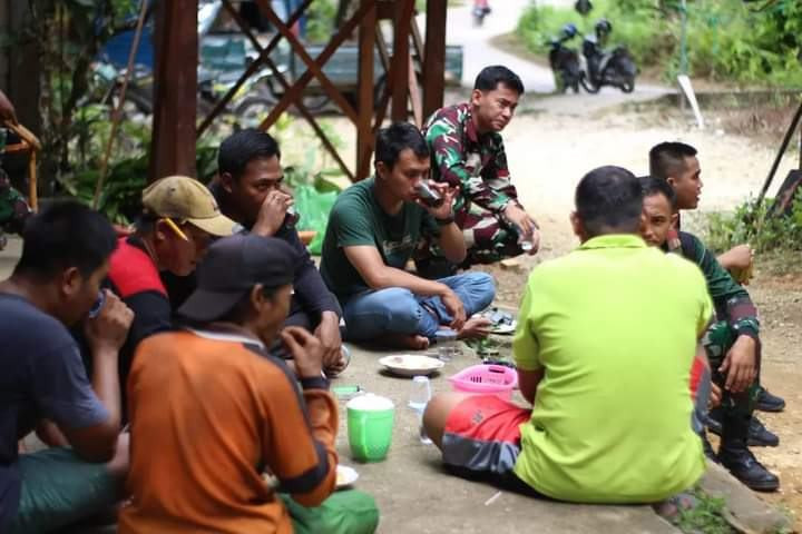 Kehangatan Satgas TMMD Ke- 119 Kodim 1013 Muara Teweh, Bersama Masyarakat Kelurahan Jingah, Dilokasi TMMD Ke 119