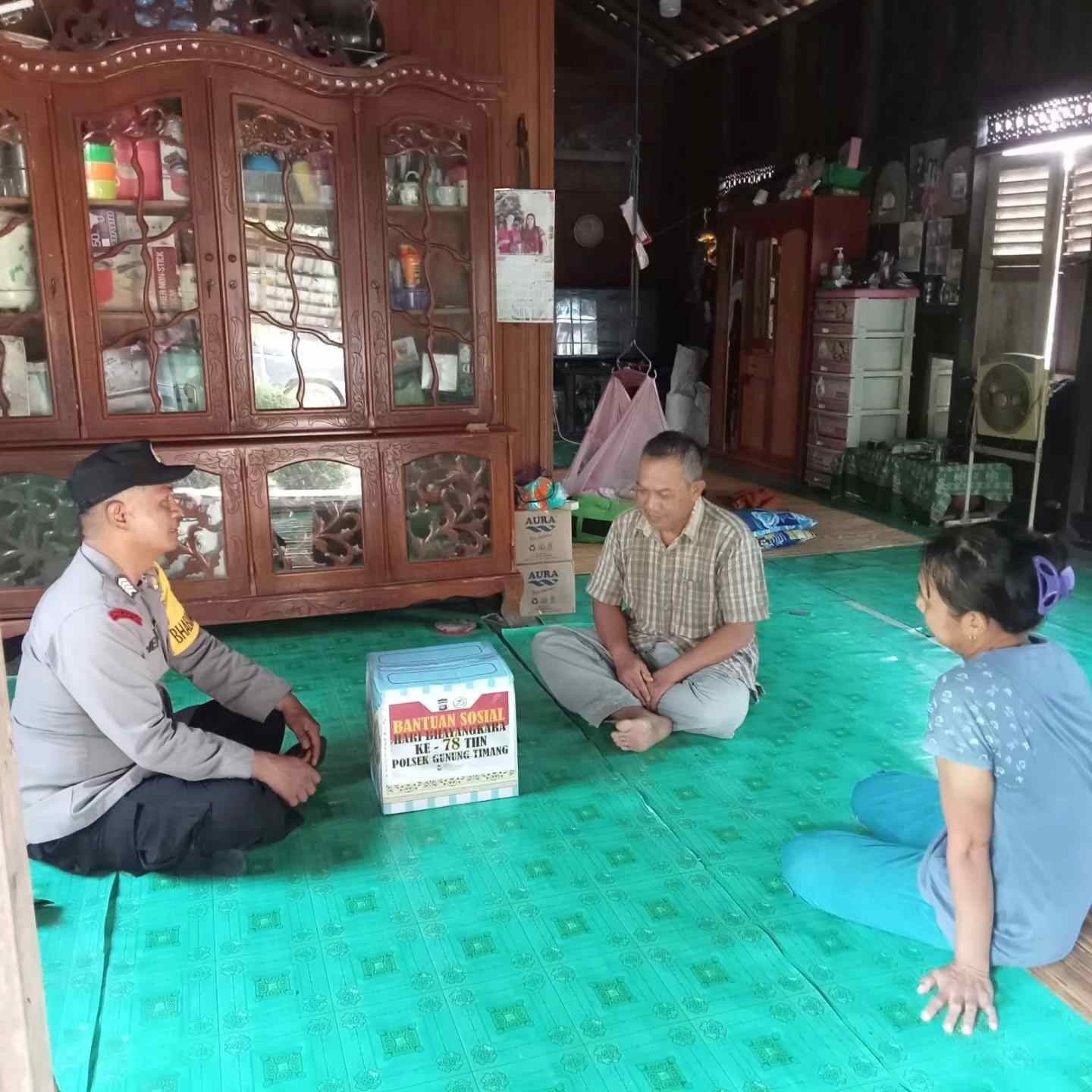 Bhabinkamtibmas Polres Barito Utara Laksanakan Bakti Sosial Door To Door System