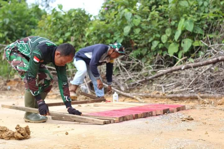 Proses Capaian Kerja TMMD ke 119 Kodim 1013 Muara Teweh Sasaran Fisik Peningkatan Badan Jalan Hampir Mencapai Seratus Persen Masuk di Tahap Pemasangan Patok